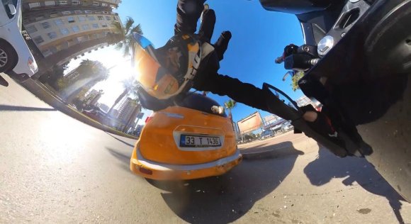 MOTOSİKLET SÜRÜCÜSÜ KASKI SAYESİNDE YARA ALMADAN KURTULDU