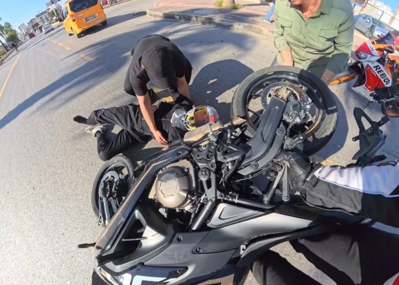 MOTOSİKLET SÜRÜCÜSÜ KASKI SAYESİNDE YARA ALMADAN KURTULDU