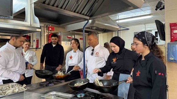 İSTİRİDYE MANTARLARI GASTRONOMİ ÖĞRENCİLERİNE TANITILDI