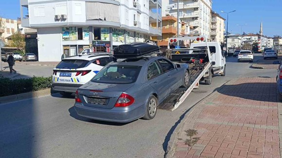 PLAKASI BEZLE KAPATILAN MERCEDES PLAKASIZ ÇIKTI