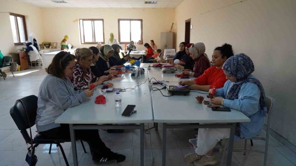 KADINLAR BÜYÜKŞEHİR BELEDİYESİNİN ATÖLYELERİNDE MESLEK ÖĞRENİYOR