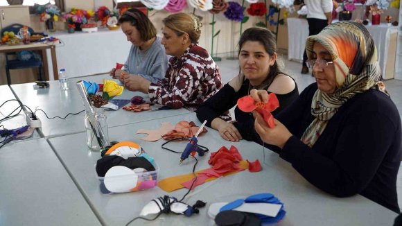 KADINLAR BÜYÜKŞEHİR BELEDİYESİNİN ATÖLYELERİNDE MESLEK ÖĞRENİYOR