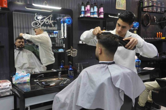 DEPREME MÜŞTERİSİNİN SAÇINI YIKARKEN YAKALANAN KUAFÖRÜN USTALIĞINI KONUŞTURDUĞU ANLAR KAMERADA