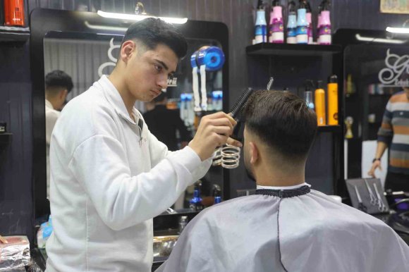 DEPREME MÜŞTERİSİNİN SAÇINI YIKARKEN YAKALANAN KUAFÖRÜN USTALIĞINI KONUŞTURDUĞU ANLAR KAMERADA