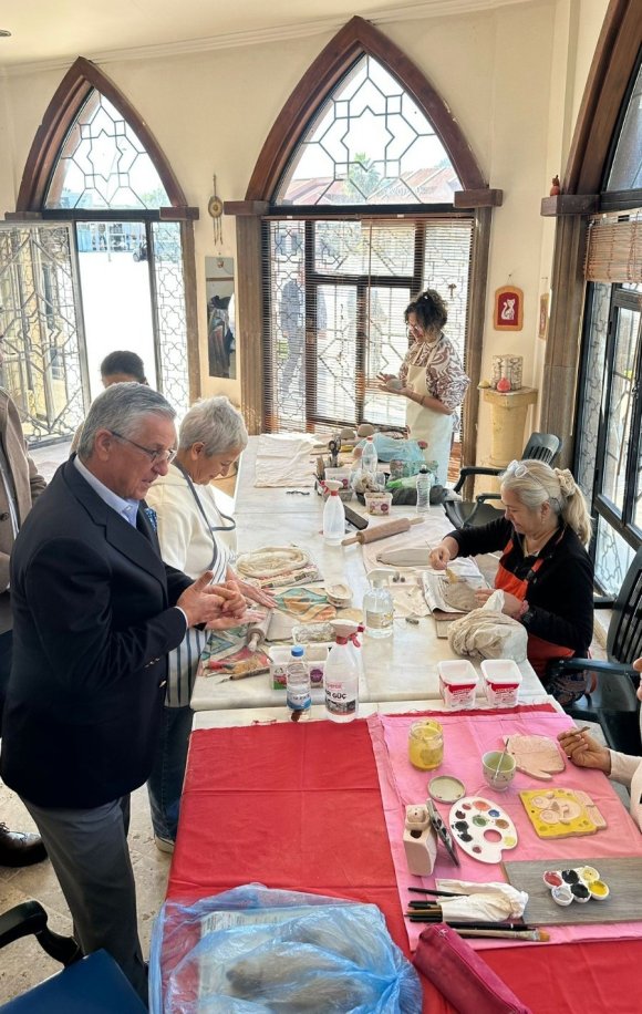 BAŞKAN TOPALOĞLU: "SERAMİK SANATINA GÖNÜL VERENLER ORTAYA ÇOK GÜZEL ESERLER ÇIKARIYOR"