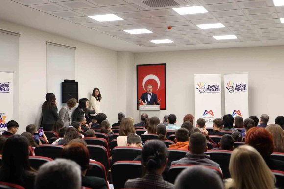 MERSİN’DE ÇOCUK MECLİSİ ÜYELERİ SERTİFİKALARINI BAŞKAN SEÇER’DEN ALDI