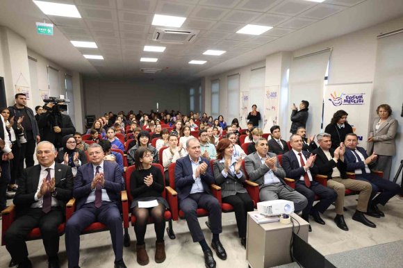 MERSİN’DE ÇOCUK MECLİSİ ÜYELERİ SERTİFİKALARINI BAŞKAN SEÇER’DEN ALDI