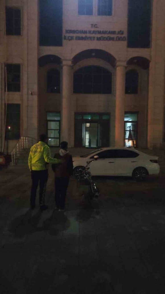 MOTOSİKLETİ YATARAK KULLANIP TRAFİĞİ TEHLİKEYE SOKAN SÜRÜCÜYE 21 BİN LİRA CEZA