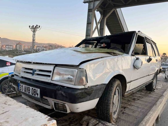 TAKLA ATARAK HURDAYA DÖNEN TOFAŞ’IN SÜRÜCÜSÜ YARALANDI