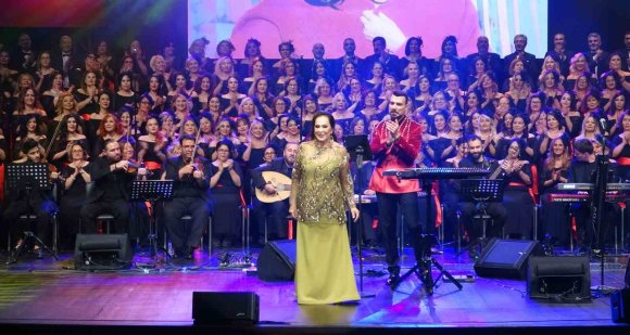 TÜRKAN ŞORAY, ‘İYİLİK KOROSU’ İLE MERSİN’DE SANATSEVERLERLE BULUŞTU