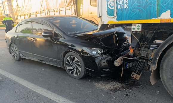 OTOMOBİL YOL SÜPÜRME ARACIYLA ÇARPIŞTI