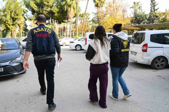 EVLERİ SOYAN HIRSIZLAR ÖNCE KAMERAYA SONRA POLİSE YAKALANDI