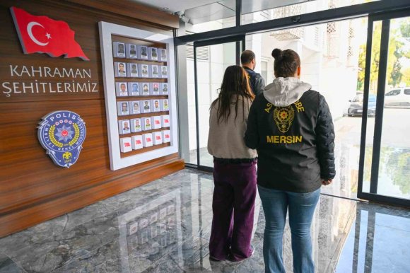 EVLERİ SOYAN HIRSIZLAR ÖNCE KAMERAYA SONRA POLİSE YAKALANDI