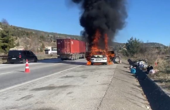 PEUGEOT MARKA OTOMOBİL ALEV TOPUNA DÖNDÜ