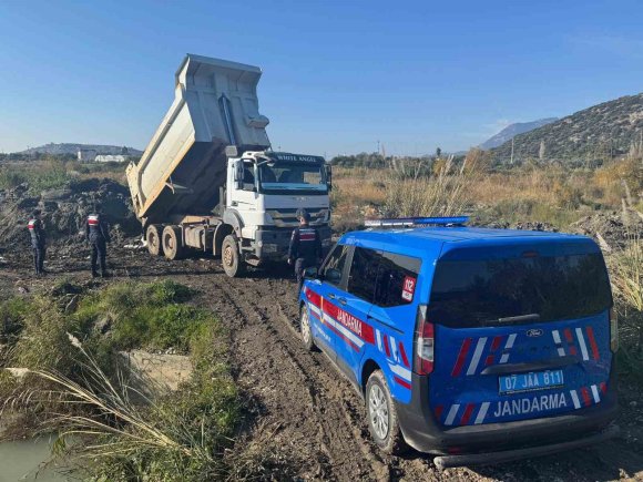 KAŞ’TA İZİNSİZ KUM ALIMINA JANDARMA ENGELİ