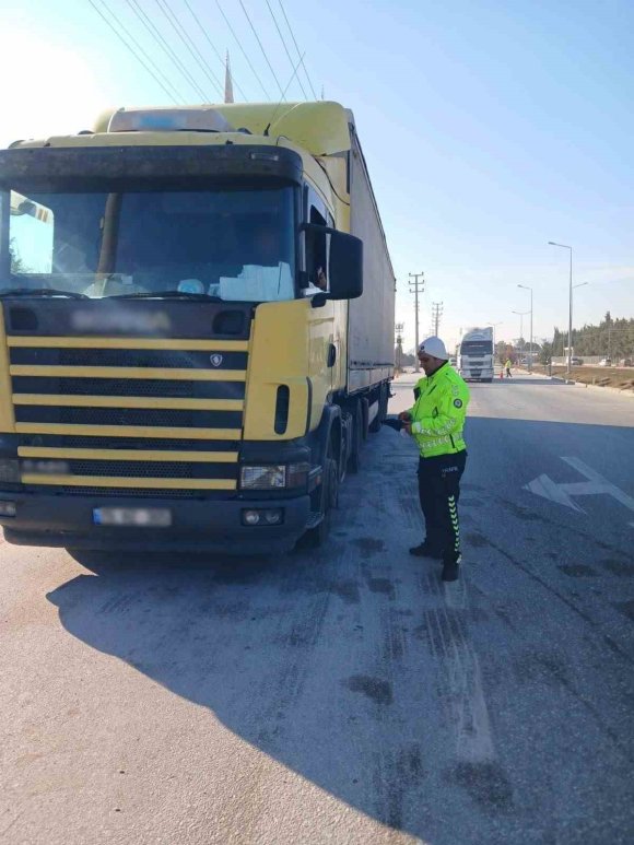 BURDUR’DA YÜK TAŞIYAN ARAÇLARA YÖNELİK DENETİMDE 25 ARAÇ VE SÜRÜCÜSÜNE İDARİ CEZA