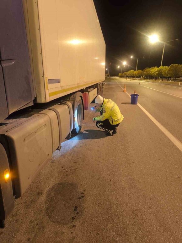 BURDUR’DA YÜK TAŞIYAN ARAÇLARA YÖNELİK DENETİMDE 25 ARAÇ VE SÜRÜCÜSÜNE İDARİ CEZA