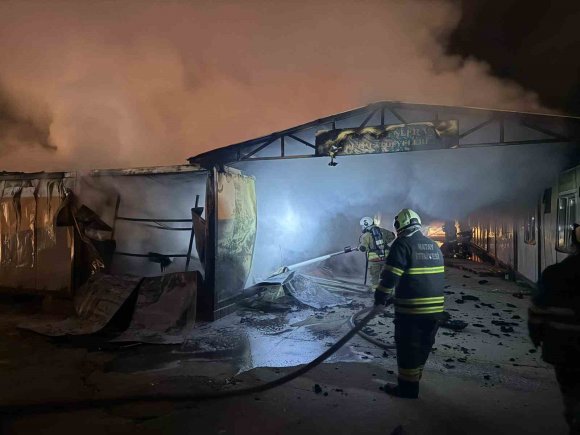 ALEVLERE TESLİM OLAN 6 KONTEYNER YANDI