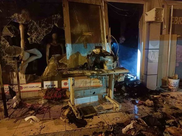 ISPARTA’DA İÇ GİYİM MAĞAZASINDA ÇIKAN YANGIN İTFAİYE EKİPLERİNCE SÖNDÜRÜLDÜ