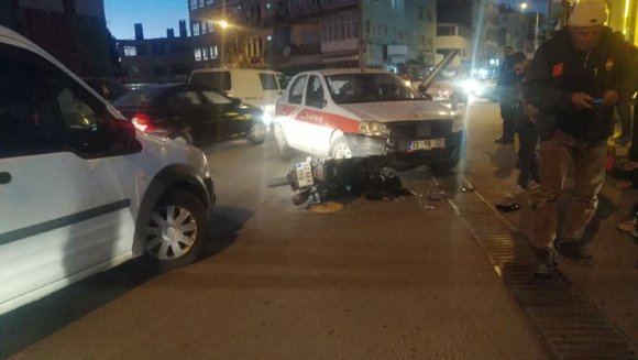 ISPARTA’DA OTOMOBİLLE MOTOSİKLET ÇARPIŞTI: 2 YARALI