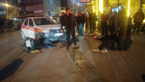 ISPARTA’DA OTOMOBİLLE MOTOSİKLET ÇARPIŞTI: 2 YARALI