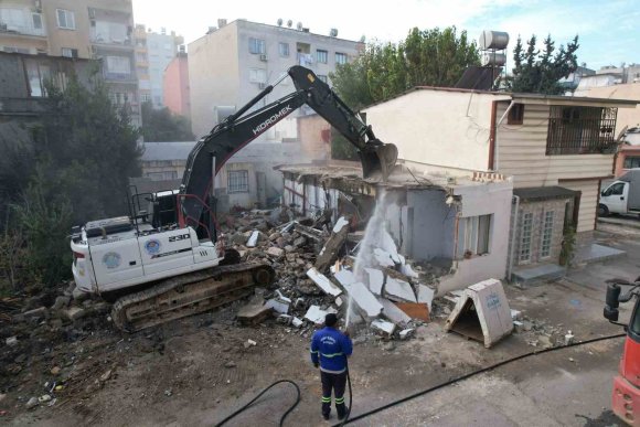 MERSİN’DE AĞIR HASARLI BİNA KONTROLLÜ ŞEKİLDE YIKILDI
