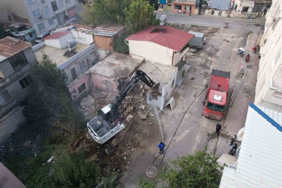 MERSİN’DE AĞIR HASARLI BİNA KONTROLLÜ ŞEKİLDE YIKILDI