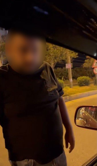 TRAFİKTE TARTIŞTIĞI SÜRÜCÜYE YUMRUK ATTI, O ANLAR KAMERADA