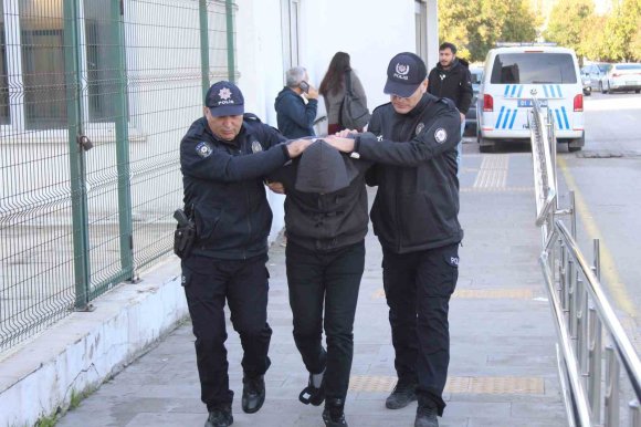 OTOBÜS ŞOFÖRÜYLE MOTOSİKLETLİ KADIN BİRBİRİNE GİRDİ: SÜRÜCÜ ADLİYEYE SEVK EDİLDİ