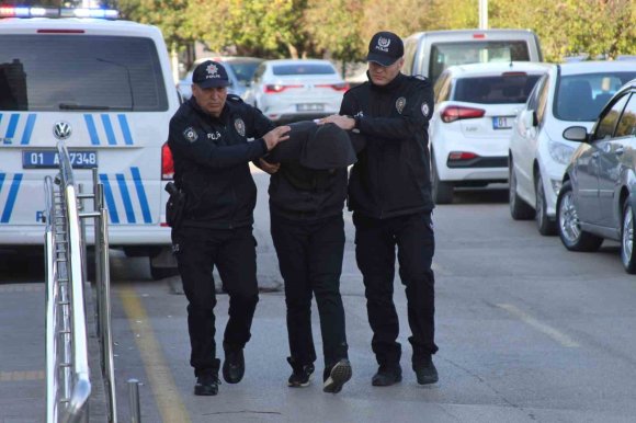 OTOBÜS ŞOFÖRÜYLE MOTOSİKLETLİ KADIN BİRBİRİNE GİRDİ: SÜRÜCÜ ADLİYEYE SEVK EDİLDİ