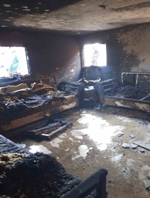 REYHANLI’DA YANAN EV KULLANILMAZ HALE GELDİ