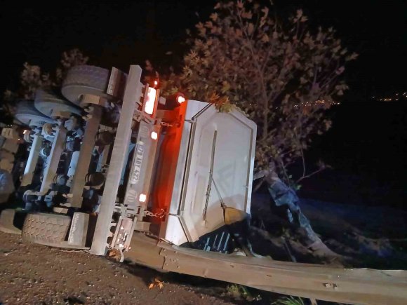HASSA’DA DEVRİLEN TIRIN SÜRÜCÜSÜ YARALANDI