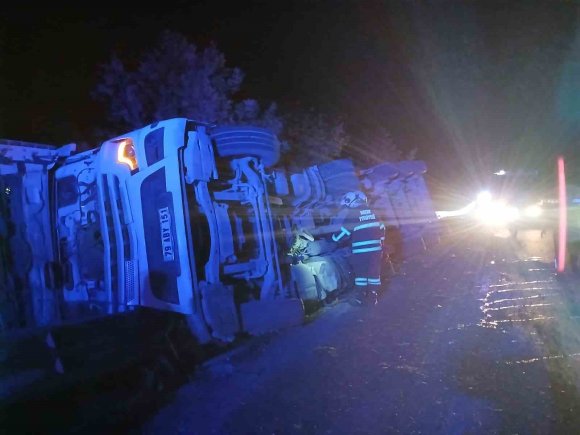 HASSA’DA DEVRİLEN TIRIN SÜRÜCÜSÜ YARALANDI