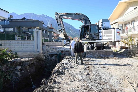 KEMER KUZDERE’DE YAĞMUR SUYU DRENAJ HATTI ÇALIŞMALARI