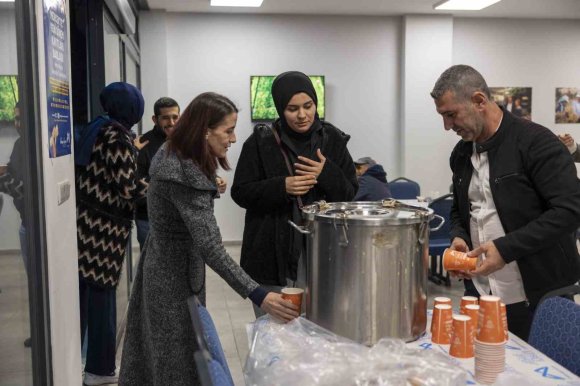 MERSİN’DE EMEKÇİLERE ÜCRETSİZ ÇORBA