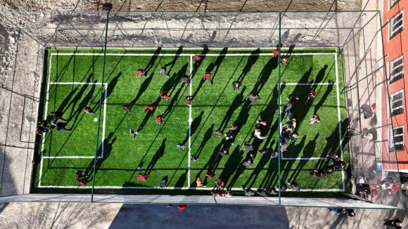 FEKELİ GENÇLER SAHASINA KAVUŞTU