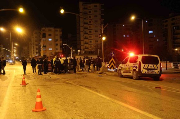 BABA YADİGARI OTOMOBİL HURDAYA DÖNDÜ: 2 YARALI