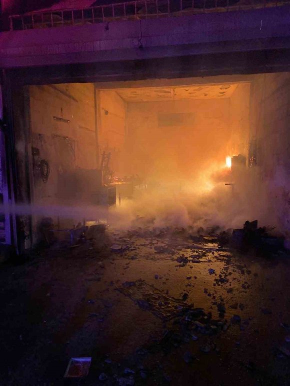 DÖRTYOL’DA İŞ YERİ ALEVLERE TESLİM OLDU