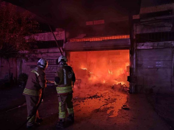 DÖRTYOL’DA İŞ YERİ ALEVLERE TESLİM OLDU