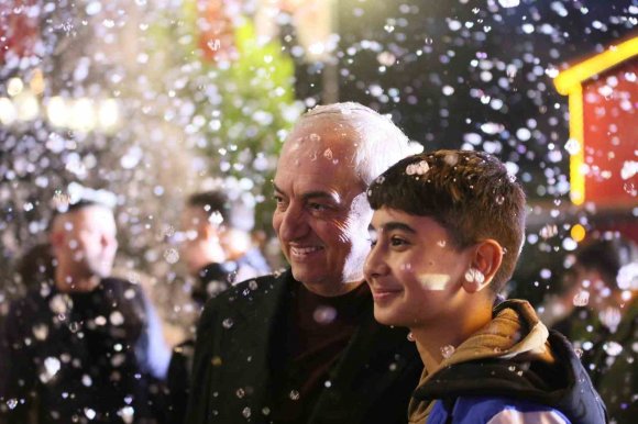 KEPEZ’DE YENİ YIL HEYECANI SUNİ KAR YAĞIŞIYLA BAŞLADI