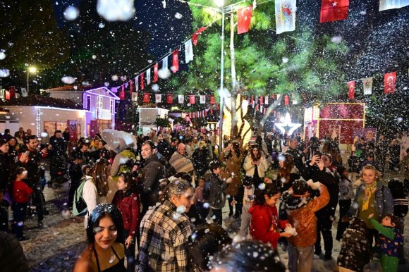 KEPEZ’DE YENİ YIL HEYECANI SUNİ KAR YAĞIŞIYLA BAŞLADI