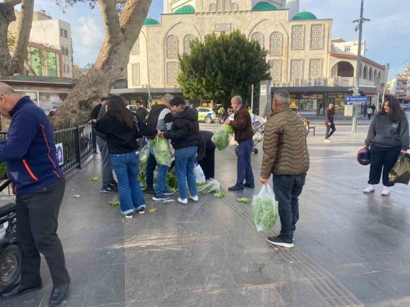 ANTALYALI ÇİFTÇİ ÜRÜNLERİN ÇÖPE DÖKÜLMESİNE TEPKİ OLARAK 200 MARULU ÜCRETSİZ DAĞITTI