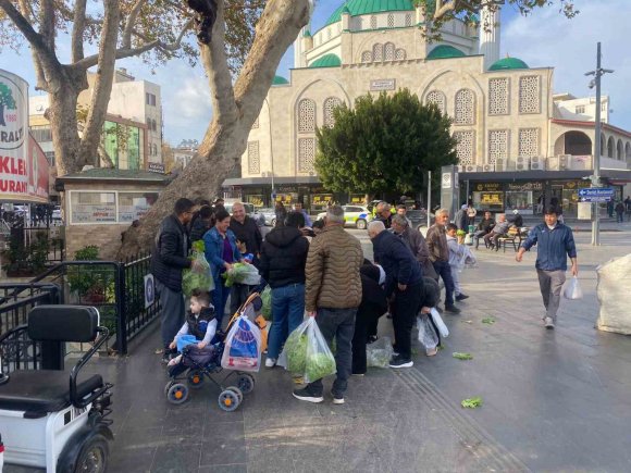 ANTALYALI ÇİFTÇİ ÜRÜNLERİN ÇÖPE DÖKÜLMESİNE TEPKİ OLARAK 200 MARULU ÜCRETSİZ DAĞITTI