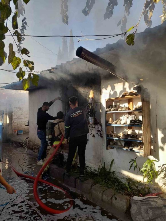 ERZİN’DE MÜSTAKİL EV YANDI