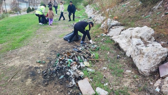 ÇÖPLERİ BELEDİYE YERİNE GÖNÜLLÜLER TOPLADI