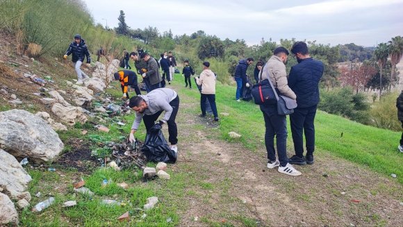 ÇÖPLERİ BELEDİYE YERİNE GÖNÜLLÜLER TOPLADI