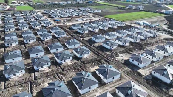 HATAY’IN KIRSAL MAHALLELERİNDE DEPREM KONUTLARINDA ÇALIŞMALARINDA SONA GELİNDİ