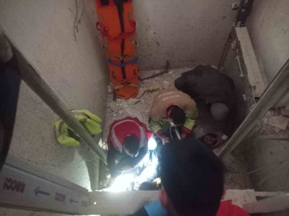 ASANSÖR BOŞLUĞUNA DÜŞEN İŞÇİ YARALANDI