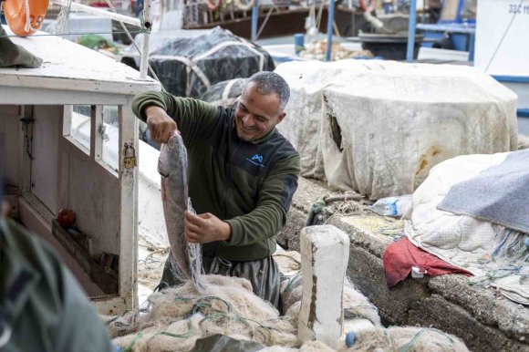 MERSİN’DE BALIKÇILARA EKİPMAN DESTEĞİ SÜRÜYOR