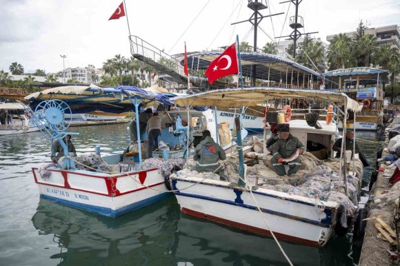 MERSİN’DE BALIKÇILARA EKİPMAN DESTEĞİ SÜRÜYOR